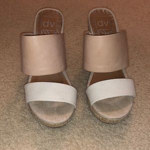 Neutral Summer Wedges DV by Dolce Vita - size 6